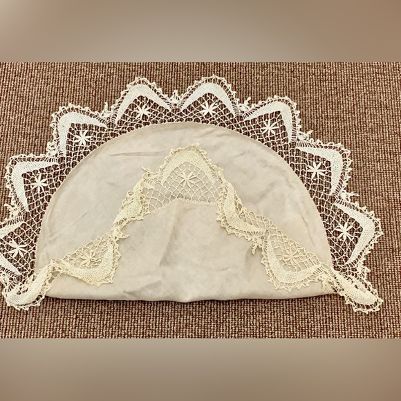 Early 20th Century Antique Hand Crocheted Trim Cotton Linen Round Table Cloth - Picture 5 of 9